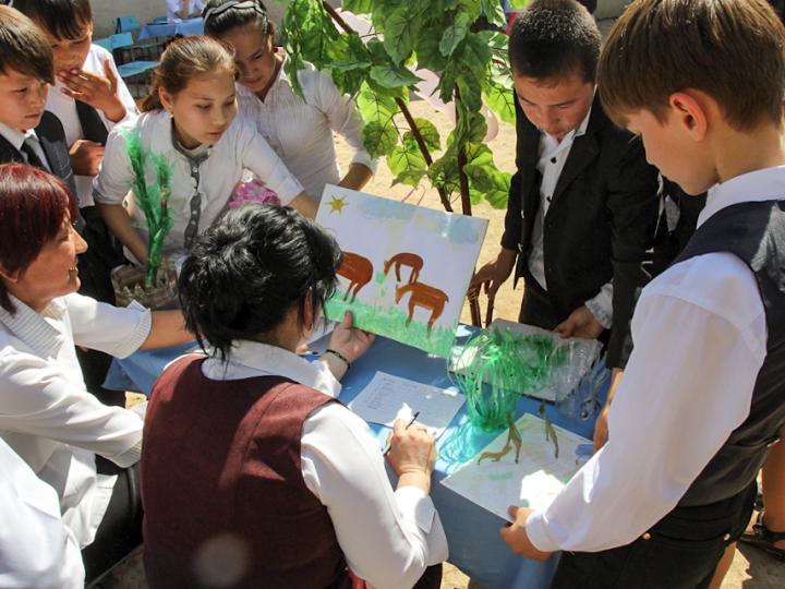 Children with Saiga Drawing